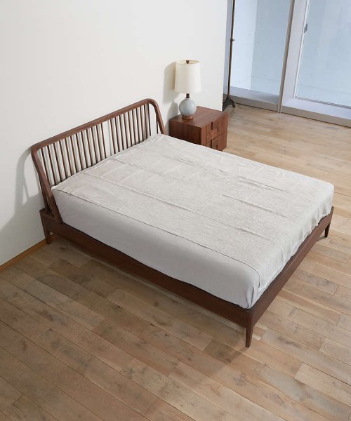 【Lino e Lina/リーノ・エ・リーナ】 ヴァーグ ブランケット 商品説明《POINT》少し目が粗くぽこぽこした柔らかな部分と、目の詰まった部分が交互に織られたブランケット。透け感のある薄手素材で、とても軽いのが特徴。サイドのフリンジがラフな雰 W1568240744(12012円)