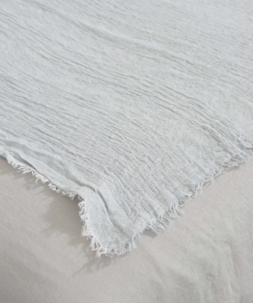 【Lino e Lina/リーノ・エ・リーナ】 ヴァーグ ブランケット 商品説明《POINT》少し目が粗くぽこぽこした柔らかな部分と、目の詰まった部分が交互に織られたブランケット。透け感のある薄手素材で、とても軽いのが特徴。サイドのフリンジがラフな雰 W1568240744(12012円)
