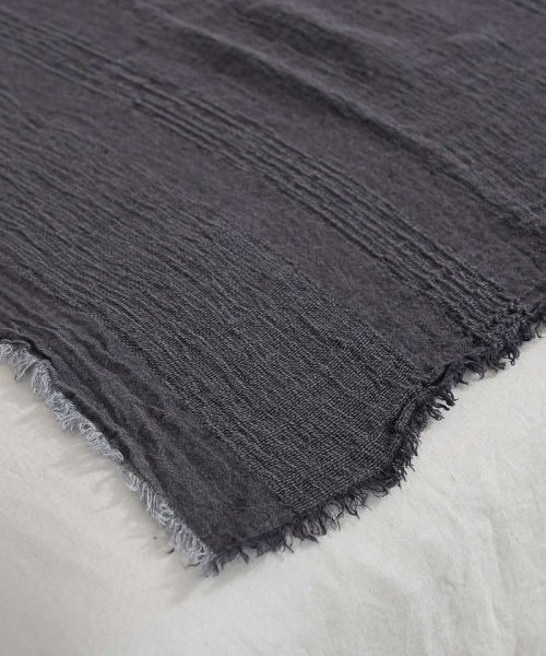 【Lino e Lina/リーノ・エ・リーナ】 ヴァーグ ブランケット 商品説明《POINT》少し目が粗くぽこぽこした柔らかな部分と、目の詰まった部分が交互に織られたブランケット。透け感のある薄手素材で、とても軽いのが特徴。サイドのフリンジがラフな雰 W1568240744(12012円)