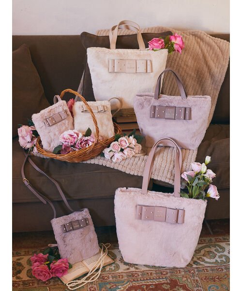PRADAふわふわファー付きバッグです。 白け PRADAふわふわファー付きバッグです。