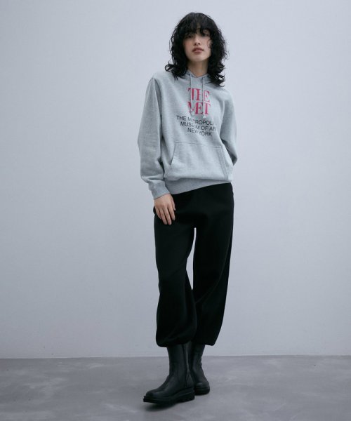 ADAM ET ROPE'(アダム　エ　ロペ)/THE MET x ADAM LOGO SWEAT/img15