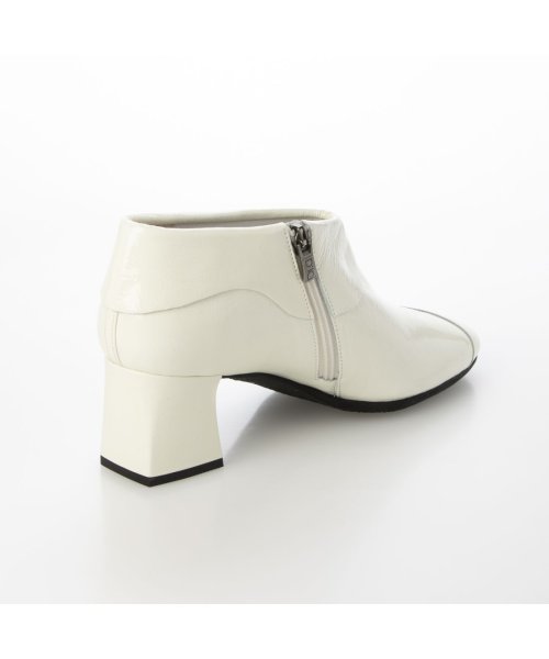 スクエアトゥチャンキーヒールブーティ 商品説明チャンキーヒールとスクエアトゥがレトロクラシックな印象のブーティ。折り返しの襟が緩やかな曲線や切りっぱなしのデザインでコーディネートのアクセントに。5.5cmヒー M1360350161(10511円)