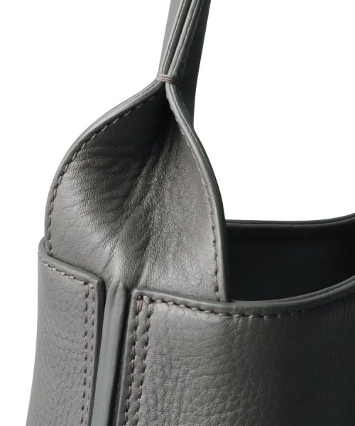 【フォルトゥーナ】レザーショルダーバッグ M 本革 革の裁断面