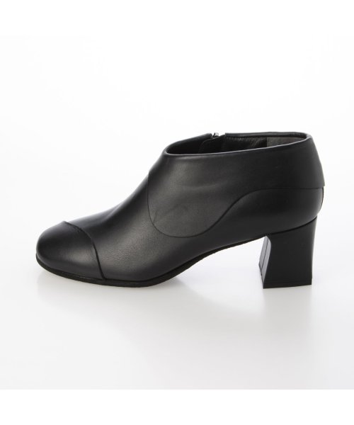 スクエアトゥチャンキーヒールブーティ 商品説明チャンキーヒールとスクエアトゥがレトロクラシックな印象のブーティ。折り返しの襟が緩やかな曲線や切りっぱなしのデザインでコーディネートのアクセントに。5.5cmヒー M1360350161(10511円)