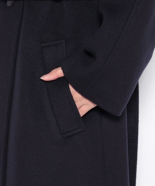 スプリットラグランロングコート ライトベージュ/サンドベージュ ネイビー/ダークネイビー キャメル/ライトブラウンの色味の違いに関しまして 生産時期が異なり釦が若干異なるためカラー表記を変更しておりますが 生地の色味は同一になります