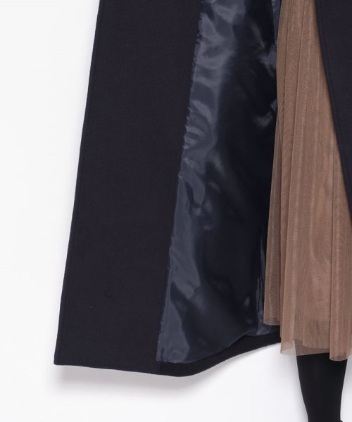 スプリットラグランロングコート ライトベージュ/サンドベージュ ネイビー/ダークネイビー キャメル/ライトブラウンの色味の違いに関しまして 生産時期が異なり釦が若干異なるためカラー表記を変更しておりますが 生地の色味は同一になります