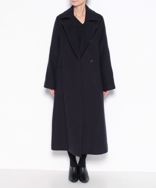 スプリットラグランロングコート ライトベージュ/サンドベージュ ネイビー/ダークネイビー キャメル/ライトブラウンの色味の違いに関しまして 生産時期が異なり釦が若干異なるためカラー表記を変更しておりますが 生地の色味は同一になります