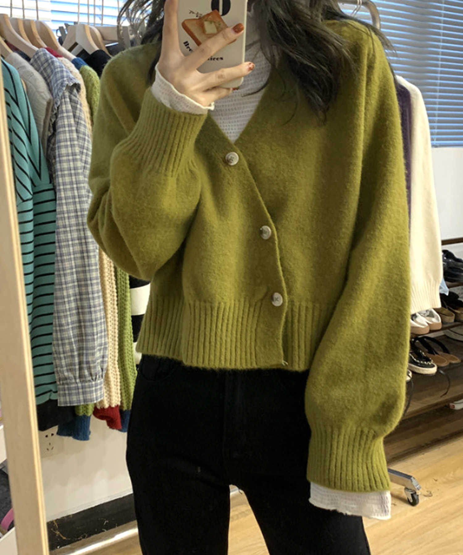 Vネックフロントボタンカーディガン レディース トップス 長袖 秋服 冬服 10代 20代 30代 韓国ファッション 韓国 オフィスカジュアル  ショート丈 無地