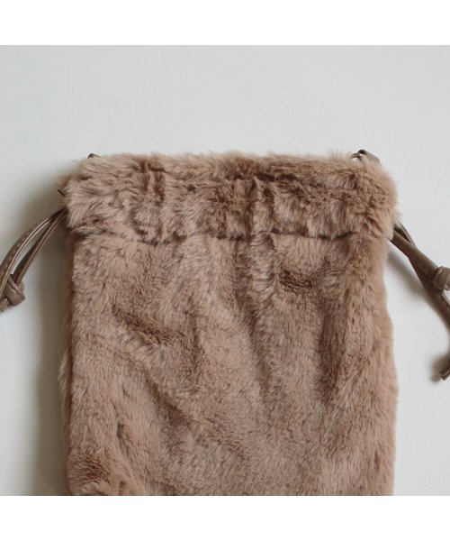 e.m.a(エマ)/毛足の短い柔らかなファーを使用した巾着ショルダー/img04