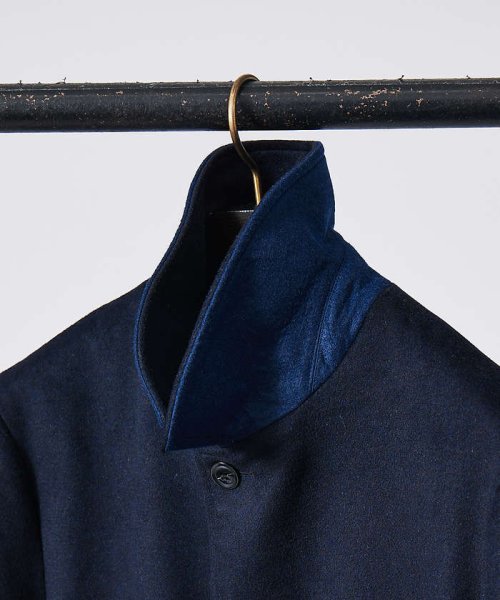 【MASCHILE/マスキーレ】メルトン ステンカラー コート 商品説明【素材】ウールとポリエステルを組み合わせることで保温性がありしなやかな肌触りを実現。イタリアンクラシックな2色の糸を織り込んだミックス調カラーでスモーキー KU1412081144(10725円)