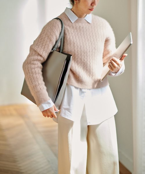 【ドラマ着用】【EPOR】Y BAG Large【A4対応】 BAG 6月下旬 ゴールド× GGX82520と同色同型です 濃いゴールド× A4収納：可 EPOR Large 肩掛け 置いた時も自立し ものの出し入れもしやすいのもポイントです 手がふさがりがちな移動シーンに最適です 2月中旬 A4収納：不可 16インチPCの収納：可 ELEGANTIQUE 機能美