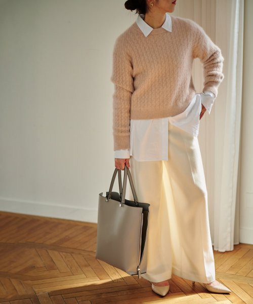 【ドラマ着用】【EPOR】Y BAG Large【A4対応】 BAG 6月下旬 ゴールド× GGX82520と同色同型です 濃いゴールド× A4収納：可 EPOR Large 肩掛け 置いた時も自立し ものの出し入れもしやすいのもポイントです 手がふさがりがちな移動シーンに最適です 2月中旬 A4収納：不可 16インチPCの収納：可 ELEGANTIQUE 機能美