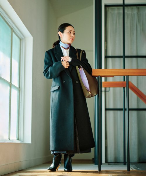 【ドラマ着用】【EPOR】Y BAG Large【A4対応】 BAG 6月下旬 ゴールド× GGX82520と同色同型です 濃いゴールド× A4収納：可 EPOR Large 肩掛け 置いた時も自立し ものの出し入れもしやすいのもポイントです 手がふさがりがちな移動シーンに最適です 2月中旬 A4収納：不可 16インチPCの収納：可 ELEGANTIQUE 機能美