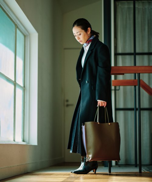 【ドラマ着用】【EPOR】Y BAG Large【A4対応】 BAG 6月下旬 ゴールド× GGX82520と同色同型です 濃いゴールド× A4収納：可 EPOR Large 肩掛け 置いた時も自立し ものの出し入れもしやすいのもポイントです 手がふさがりがちな移動シーンに最適です 2月中旬 A4収納：不可 16インチPCの収納：可 ELEGANTIQUE 機能美