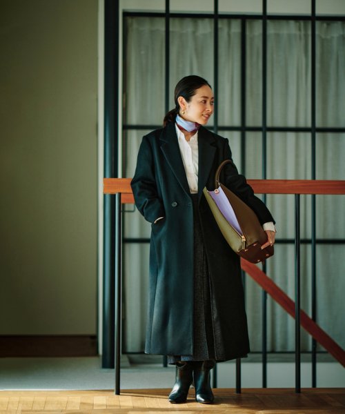 【ドラマ着用】【EPOR】Y BAG Large【A4対応】 BAG 6月下旬 ゴールド× GGX82520と同色同型です 濃いゴールド× A4収納：可 EPOR Large 肩掛け 置いた時も自立し ものの出し入れもしやすいのもポイントです 手がふさがりがちな移動シーンに最適です 2月中旬 A4収納：不可 16インチPCの収納：可 ELEGANTIQUE 機能美