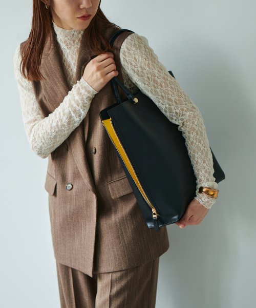 【ドラマ着用】【EPOR】Y BAG Large【A4対応】 BAG 6月下旬 ゴールド× GGX82520と同色同型です 濃いゴールド× A4収納：可 EPOR Large 肩掛け 置いた時も自立し ものの出し入れもしやすいのもポイントです 手がふさがりがちな移動シーンに最適です 2月中旬 A4収納：不可 16インチPCの収納：可 ELEGANTIQUE 機能美