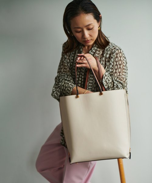 【ドラマ着用】【EPOR】Y BAG Large【A4対応】 BAG 6月下旬 ゴールド× GGX82520と同色同型です 濃いゴールド× A4収納：可 EPOR Large 肩掛け 置いた時も自立し ものの出し入れもしやすいのもポイントです 手がふさがりがちな移動シーンに最適です 2月中旬 A4収納：不可 16インチPCの収納：可 ELEGANTIQUE 機能美