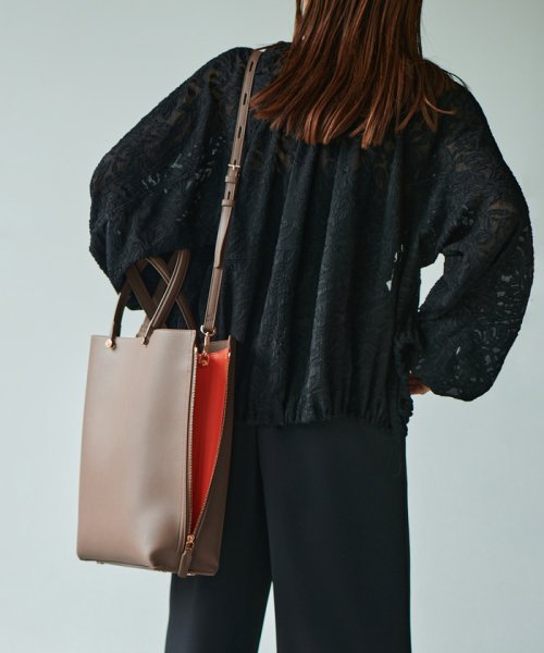 【ドラマ着用】【EPOR】Y BAG Large【A4対応】 BAG 6月下旬 ゴールド× GGX82520と同色同型です 濃いゴールド× A4収納：可 EPOR Large 肩掛け 置いた時も自立し ものの出し入れもしやすいのもポイントです 手がふさがりがちな移動シーンに最適です 2月中旬 A4収納：不可 16インチPCの収納：可 ELEGANTIQUE 機能美