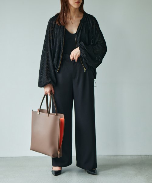 【ドラマ着用】【EPOR】Y BAG Large【A4対応】 BAG 6月下旬 ゴールド× GGX82520と同色同型です 濃いゴールド× A4収納：可 EPOR Large 肩掛け 置いた時も自立し ものの出し入れもしやすいのもポイントです 手がふさがりがちな移動シーンに最適です 2月中旬 A4収納：不可 16インチPCの収納：可 ELEGANTIQUE 機能美