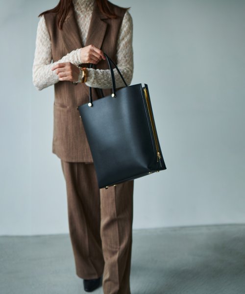 【ドラマ着用】【EPOR】Y BAG Large【A4対応】 BAG 6月下旬 ゴールド× GGX82520と同色同型です 濃いゴールド× A4収納：可 EPOR Large 肩掛け 置いた時も自立し ものの出し入れもしやすいのもポイントです 手がふさがりがちな移動シーンに最適です 2月中旬 A4収納：不可 16インチPCの収納：可 ELEGANTIQUE 機能美