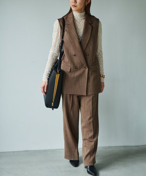 【ドラマ着用】【EPOR】Y BAG Large【A4対応】 BAG 6月下旬 ゴールド× GGX82520と同色同型です 濃いゴールド× A4収納：可 EPOR Large 肩掛け 置いた時も自立し ものの出し入れもしやすいのもポイントです 手がふさがりがちな移動シーンに最適です 2月中旬 A4収納：不可 16インチPCの収納：可 ELEGANTIQUE 機能美