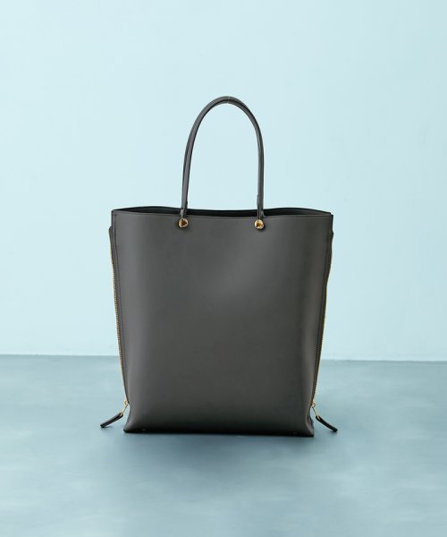 【ドラマ着用】【EPOR】Y BAG Large【A4対応】 BAG 6月下旬 ゴールド× GGX82520と同色同型です 濃いゴールド× A4収納：可 EPOR Large 肩掛け 置いた時も自立し ものの出し入れもしやすいのもポイントです 手がふさがりがちな移動シーンに最適です 2月中旬 A4収納：不可 16インチPCの収納：可 ELEGANTIQUE 機能美