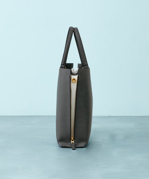 【ドラマ着用】【EPOR】Y BAG Large【A4対応】 BAG 6月下旬 ゴールド× GGX82520と同色同型です 濃いゴールド× A4収納：可 EPOR Large 肩掛け 置いた時も自立し ものの出し入れもしやすいのもポイントです 手がふさがりがちな移動シーンに最適です 2月中旬 A4収納：不可 16インチPCの収納：可 ELEGANTIQUE 機能美