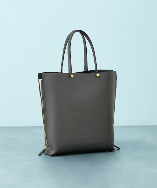 【ドラマ着用】【EPOR】Y BAG Large【A4対応】 BAG 6月下旬 ゴールド× GGX82520と同色同型です 濃いゴールド× A4収納：可 EPOR Large 肩掛け 置いた時も自立し ものの出し入れもしやすいのもポイントです 手がふさがりがちな移動シーンに最適です 2月中旬 A4収納：不可 16インチPCの収納：可 ELEGANTIQUE 機能美