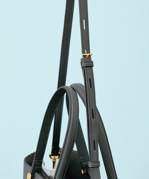 【ドラマ着用】【EPOR】Y BAG Large【A4対応】 BAG 6月下旬 ゴールド× GGX82520と同色同型です 濃いゴールド× A4収納：可 EPOR Large 肩掛け 置いた時も自立し ものの出し入れもしやすいのもポイントです 手がふさがりがちな移動シーンに最適です 2月中旬 A4収納：不可 16インチPCの収納：可 ELEGANTIQUE 機能美