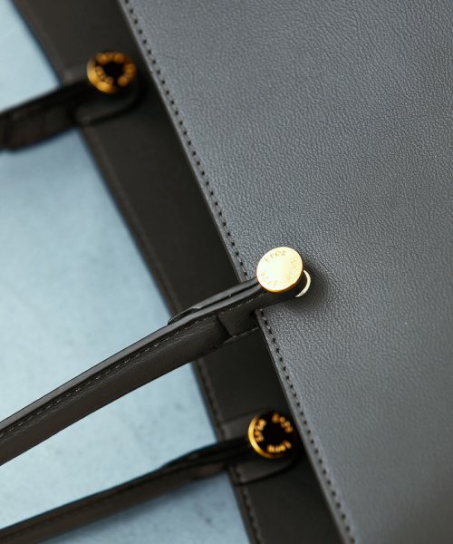 【ドラマ着用】【EPOR】Y BAG Large【A4対応】 BAG 6月下旬 ゴールド× GGX82520と同色同型です 濃いゴールド× A4収納：可 EPOR Large 肩掛け 置いた時も自立し ものの出し入れもしやすいのもポイントです 手がふさがりがちな移動シーンに最適です 2月中旬 A4収納：不可 16インチPCの収納：可 ELEGANTIQUE 機能美