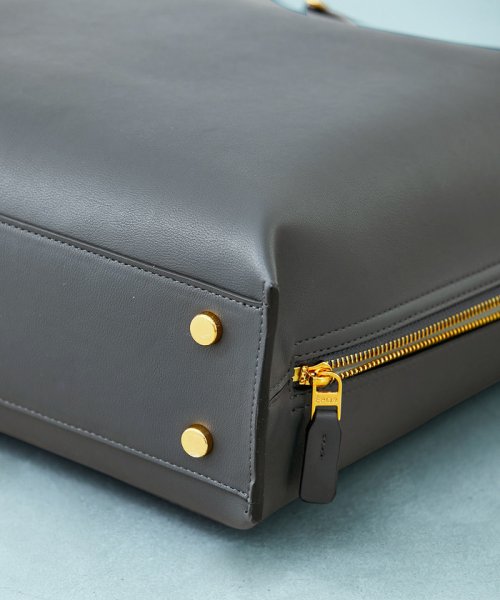 【ドラマ着用】【EPOR】Y BAG Large【A4対応】 BAG 6月下旬 ゴールド× GGX82520と同色同型です 濃いゴールド× A4収納：可 EPOR Large 肩掛け 置いた時も自立し ものの出し入れもしやすいのもポイントです 手がふさがりがちな移動シーンに最適です 2月中旬 A4収納：不可 16インチPCの収納：可 ELEGANTIQUE 機能美