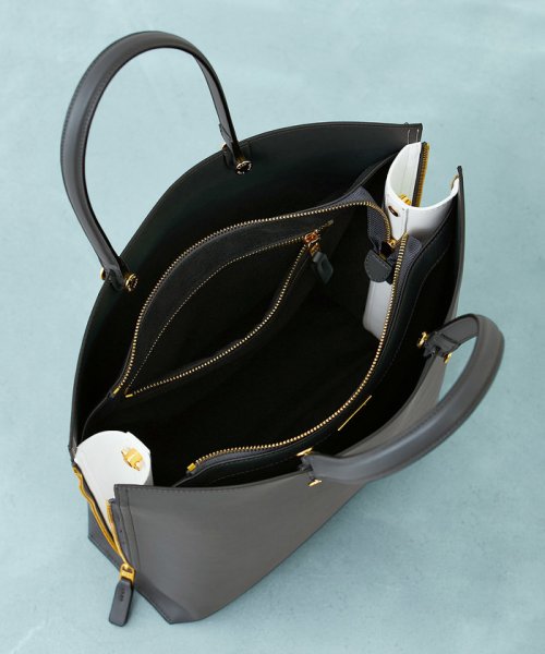 【ドラマ着用】【EPOR】Y BAG Large【A4対応】 BAG 6月下旬 ゴールド× GGX82520と同色同型です 濃いゴールド× A4収納：可 EPOR Large 肩掛け 置いた時も自立し ものの出し入れもしやすいのもポイントです 手がふさがりがちな移動シーンに最適です 2月中旬 A4収納：不可 16インチPCの収納：可 ELEGANTIQUE 機能美