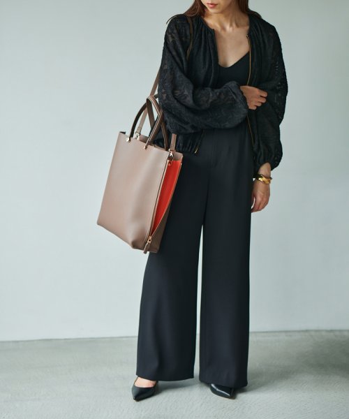 【ドラマ着用】【EPOR】Y BAG Large【A4対応】 BAG 6月下旬 ゴールド× GGX82520と同色同型です 濃いゴールド× A4収納：可 EPOR Large 肩掛け 置いた時も自立し ものの出し入れもしやすいのもポイントです 手がふさがりがちな移動シーンに最適です 2月中旬 A4収納：不可 16インチPCの収納：可 ELEGANTIQUE 機能美