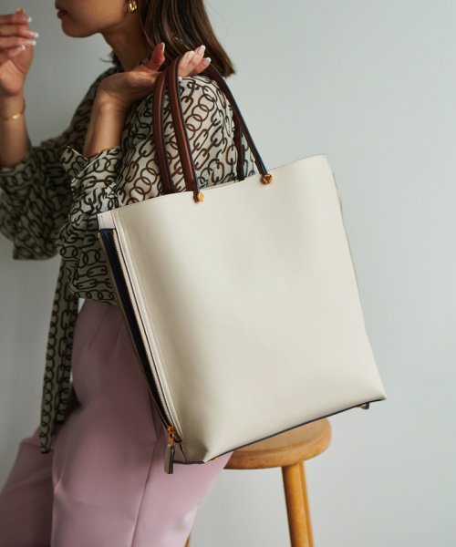 【ドラマ着用】【EPOR】Y BAG Large【A4対応】 BAG 6月下旬 ゴールド× GGX82520と同色同型です 濃いゴールド× A4収納：可 EPOR Large 肩掛け 置いた時も自立し ものの出し入れもしやすいのもポイントです 手がふさがりがちな移動シーンに最適です 2月中旬 A4収納：不可 16インチPCの収納：可 ELEGANTIQUE 機能美