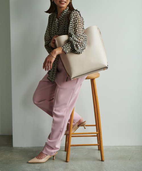 【ドラマ着用】【EPOR】Y BAG Large【A4対応】 BAG 6月下旬 ゴールド× GGX82520と同色同型です 濃いゴールド× A4収納：可 EPOR Large 肩掛け 置いた時も自立し ものの出し入れもしやすいのもポイントです 手がふさがりがちな移動シーンに最適です 2月中旬 A4収納：不可 16インチPCの収納：可 ELEGANTIQUE 機能美