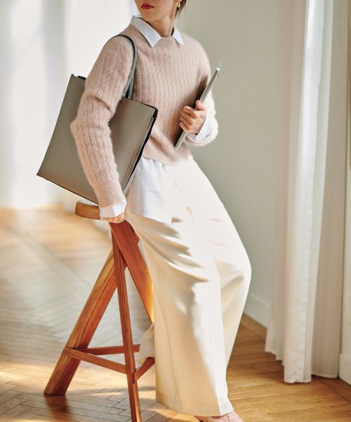 【ドラマ着用】【EPOR】Y BAG Large【A4対応】 BAG 6月下旬 ゴールド× GGX82520と同色同型です 濃いゴールド× A4収納：可 EPOR Large 肩掛け 置いた時も自立し ものの出し入れもしやすいのもポイントです 手がふさがりがちな移動シーンに最適です 2月中旬 A4収納：不可 16インチPCの収納：可 ELEGANTIQUE 機能美