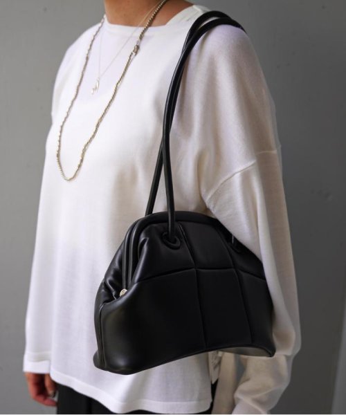 ADD CULUMN(アドカラム) PUFF－CLASP/口金バック 商品説明光沢の少ないマットな質感のヴィーガンレザー。ダウン調の縫製で、スクエアに模られたデザイン。長財布が入る口金バック。口元はがま口仕様内側ポケット２個ハンドル CEG1685586035(12870円)