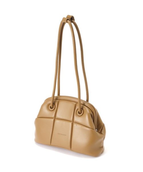 ADD CULUMN(アドカラム) PUFF－CLASP/口金バック 商品説明光沢の少ないマットな質感のヴィーガンレザー。ダウン調の縫製で、スクエアに模られたデザイン。長財布が入る口金バック。口元はがま口仕様内側ポケット２個ハンドル CEG1685586035(12870円)