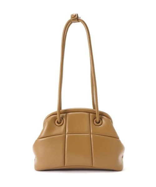 ADD CULUMN(アドカラム) PUFF－CLASP/口金バック 商品説明光沢の少ないマットな質感のヴィーガンレザー。ダウン調の縫製で、スクエアに模られたデザイン。長財布が入る口金バック。口元はがま口仕様内側ポケット２個ハンドル CEG1685586035(12870円)