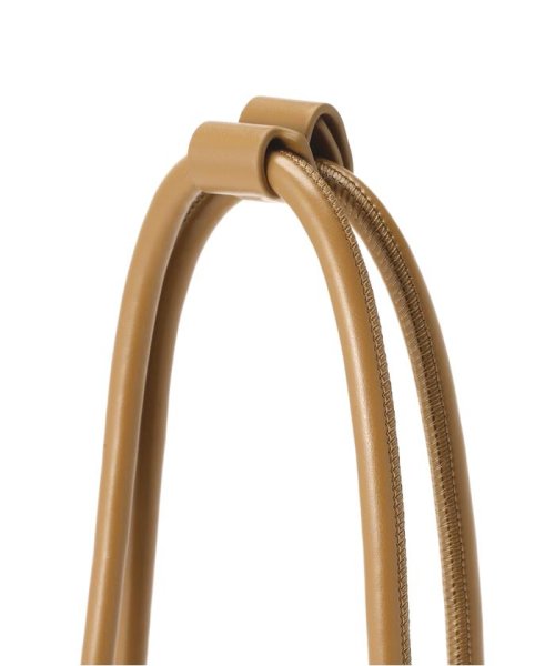 ADD CULUMN(アドカラム) PUFF－CLASP/口金バック 商品説明光沢の少ないマットな質感のヴィーガンレザー。ダウン調の縫製で、スクエアに模られたデザイン。長財布が入る口金バック。口元はがま口仕様内側ポケット２個ハンドル CEG1685586035(12870円)