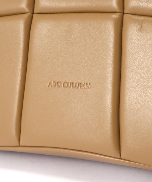 ADD CULUMN(アドカラム) PUFF－CLASP/口金バック 商品説明光沢の少ないマットな質感のヴィーガンレザー。ダウン調の縫製で、スクエアに模られたデザイン。長財布が入る口金バック。口元はがま口仕様内側ポケット２個ハンドル CEG1685586035(12870円)
