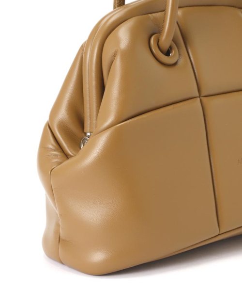 ADD CULUMN(アドカラム) PUFF－CLASP/口金バック 商品説明光沢の少ないマットな質感のヴィーガンレザー。ダウン調の縫製で、スクエアに模られたデザイン。長財布が入る口金バック。口元はがま口仕様内側ポケット２個ハンドル CEG1685586035(12870円)