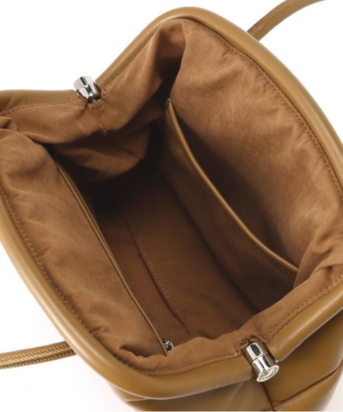 ADD CULUMN(アドカラム) PUFF－CLASP/口金バック 商品説明光沢の少ないマットな質感のヴィーガンレザー。ダウン調の縫製で、スクエアに模られたデザイン。長財布が入る口金バック。口元はがま口仕様内側ポケット２個ハンドル CEG1685586035(12870円)