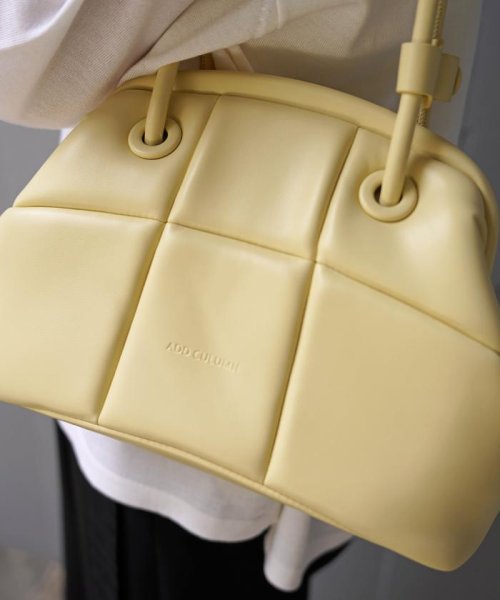 ADD CULUMN(アドカラム) PUFF－CLASP/口金バック 商品説明光沢の少ないマットな質感のヴィーガンレザー。ダウン調の縫製で、スクエアに模られたデザイン。長財布が入る口金バック。口元はがま口仕様内側ポケット２個ハンドル CEG1685586035(12870円)