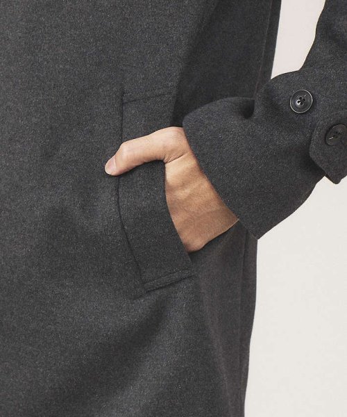 【MASCHILE/マスキーレ】メルトン ステンカラー コート 商品説明【素材】ウールとポリエステルを組み合わせることで保温性がありしなやかな肌触りを実現。イタリアンクラシックな2色の糸を織り込んだミックス調カラーでスモーキー KU1412081144(10725円)