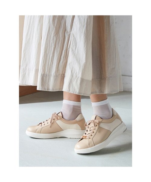 ペダラ レディース 2E 商品説明素足のような軽さと、足をやさしく包み込むやわらかさが特長のPEDALAシリーズ。定番人気のスニーカーを、シンプルでアレンジの効くデザインにリニューアルしました。外羽根によ OCQ1934423555(14850円)