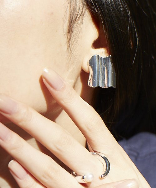 nothing and others(ナッシングアンドアザース)/Wave square Earring/img01