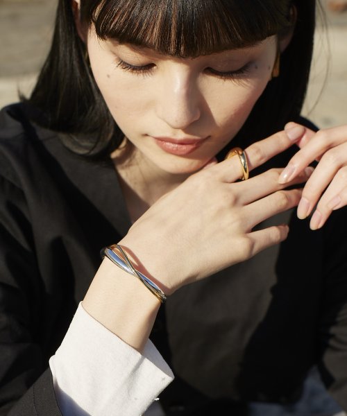 nothing and others(ナッシングアンドアザース)/Nuance line cross Bangle/img03