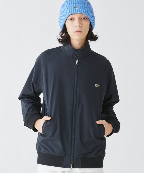 2.5レイヤースイングトップジャケット 商品説明チンストラップを備えたスタンドカラーに、フラップ付きのポケット、袖・裾のリブニット。スイングトップジャケットのベー R1832326694(14168円)