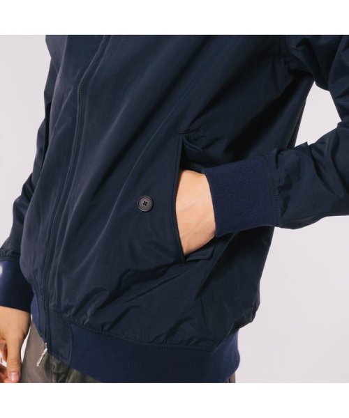 2.5レイヤースイングトップジャケット 商品説明チンストラップを備えたスタンドカラーに、フラップ付きのポケット、袖・裾のリブニット。スイングトップジャケットのベー R1832326694(14168円)